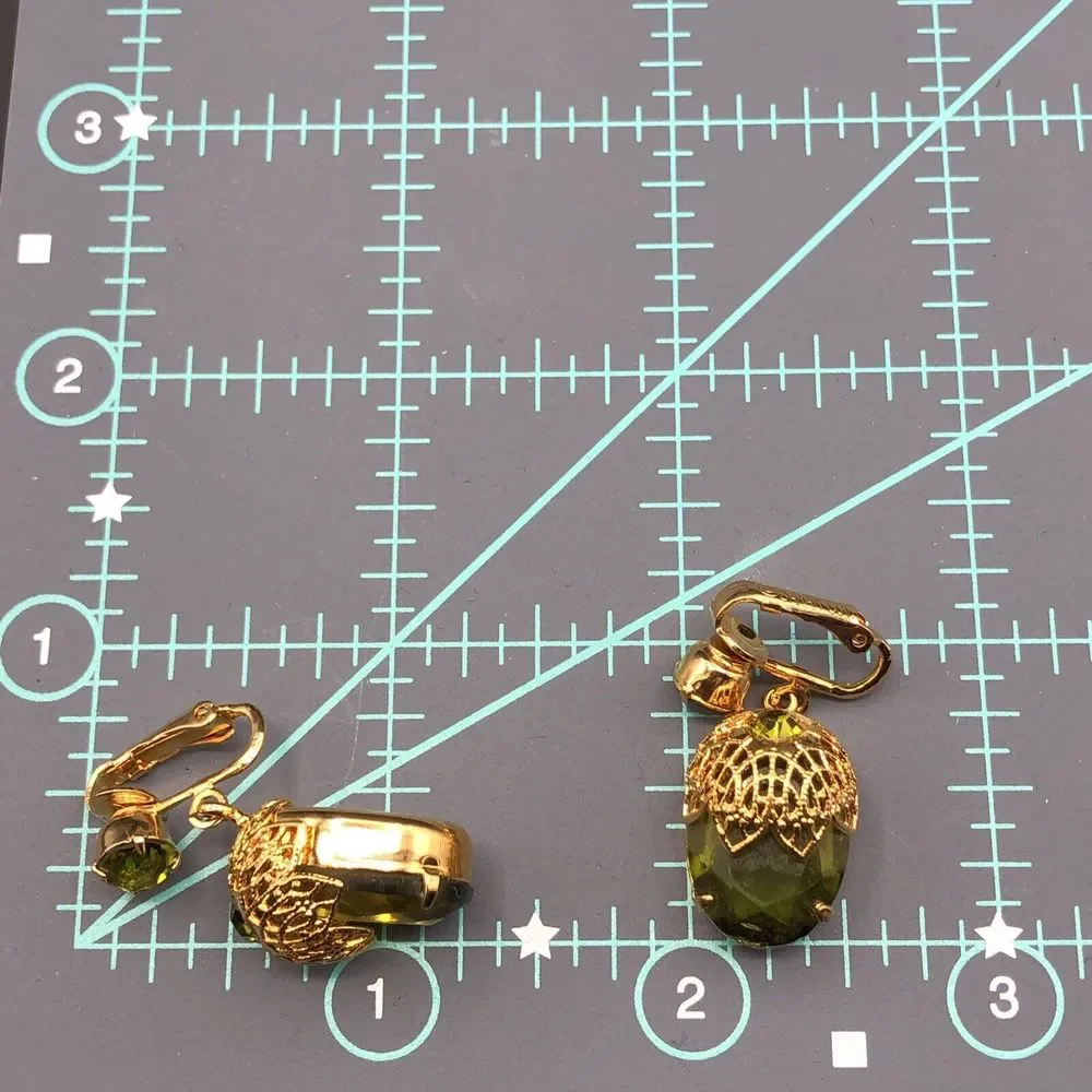 Vintage Sarah Coventry Earrings TOUCH OF ELEGANCE 7326 Green Rhinestone Clip On‎